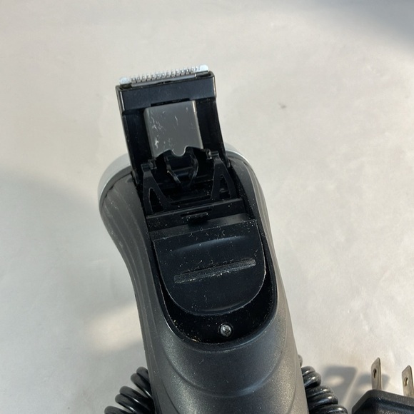 Philips Norelco Rechargeable Electric  Razor Shaver - Picture 5 of 8